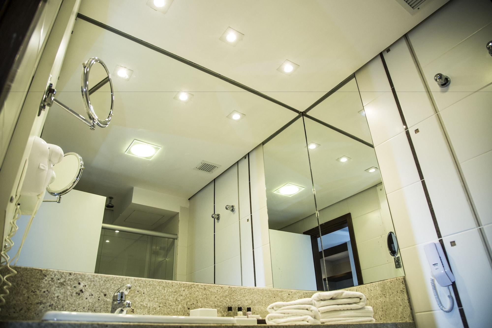 Parque Balneario Hotel Santos By Castelo Itaipava 外观 照片 Bathroom mirrors