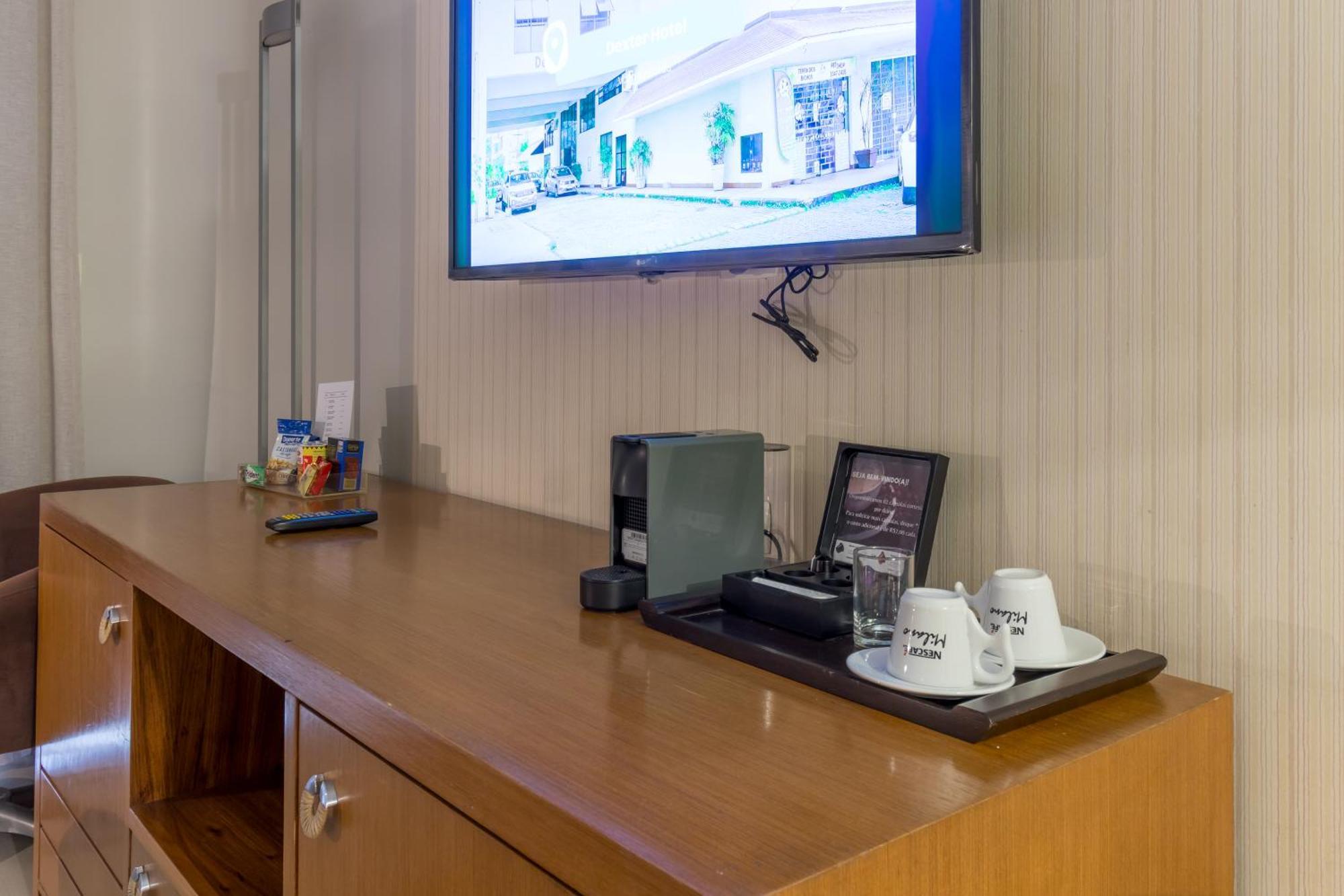 Parque Balneario Hotel Santos By Castelo Itaipava 客房 照片 A Nespresso machine in a hotel room